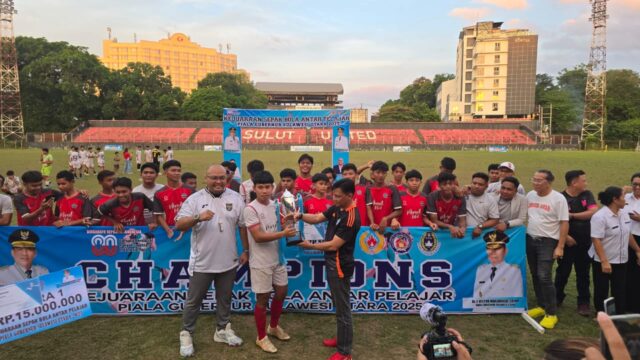 Tim sepak bola pelajar Minahasa Utara merayakan kemenangan usai menaklukkan Tomohon 1-0 di partai final Kejuaraan Sepak Bola Antar Pelajar Piala Gubernur Sulawesi Utara 2025, Sabtu, 9 Agustus 2025. Gol tunggal dicetak oleh Christiano Jasen Salasa di menit ke-71. 📸 Foto: Denny