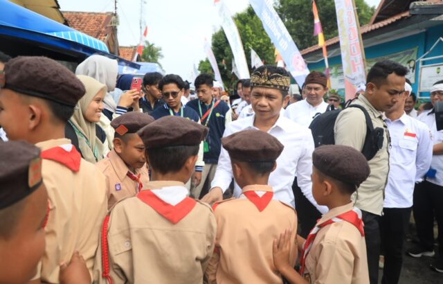 Bupati Purwakarta, Saepul Bahri Binzein (Om Zein), saat membuka kegiatan Gempungan Pelayanan Publik di Desa Taringgul Tonggoh, Kecamatan Wanayasa, Selasa, 12 Agustus 2025. Kegiatan ini menghadirkan berbagai layanan administrasi dan kesehatan langsung ke masyarakat desa. (Foto: Bandi)