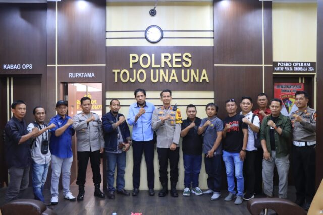 Kapolres Tojo Una-Una, AKBP Yanna Djayawidya, S.I.K., M.H., menerima kunjungan silaturahmi dari jajaran pengurus DPC Pro Jurnalis Media Siber (PJS) Tojo Una-Una di ruang kerjanya Rabu, 13 Agustus 2025. Dalam pertemuan tersebut, Kapolres menyampaikan dukungan penuh terhadap pelaksanaan Muscab PJS dan menegaskan pentingnya sinergi antara kepolisian dan insan pers. Foto : Budi