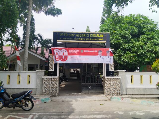 SMP Negeri 2 Kisaran, Asahan—wartawan mencoba mengonfirmasi dugaan pungli uang kas Rp1.000/hari; pihak sekolah belum memberi keterangan, Rabu (13/8/2025).