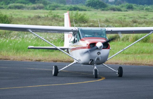 Bupati Jember, Muhammad Fawait, S.E., M.Sc., didampingi jajaran Pemkab Jember saat meninjau kesiapan Bandara Notohadinegoro, Rabu, 13 Agustus 2025. Kunjungan ini memastikan kesiapan penerbangan perdana Jember–Jakarta yang akan diresmikan pada 17 Agustus 2025 bertepatan dengan Hari Kemerdekaan RI. Foto : Sofyan
