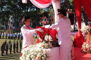 Wali Kota Andre Angouw bertindak sebagai inspektur upacara HUT ke-80 RI di Lapangan Sparta Tikala, Manado, Minggu pagi (17/8/2025).