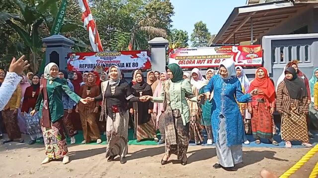 Warga Desa Cakru, Kecamatan Kencong, larut dalam kebersamaan usai upacara HUT ke-80 RI di halaman Benteng Jepang, Sabtu, 17 Agustus 2025. Foto : Sofyan