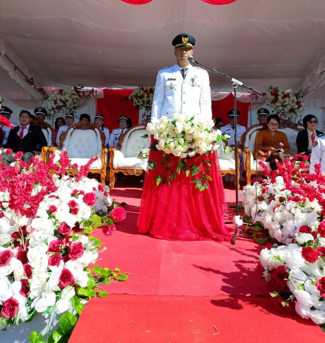 Suasana upacara HUT ke-80 Republik Indonesia di Lapangan MISI Desa Mapanget, Kecamatan Talawaan, Kabupaten Minahasa Utara, pada Minggu, 17 Agustus 2025. Ribuan peserta dari berbagai kalangan hadir untuk merayakan kemerdekaan dengan semangat persatuan dan kebersamaan. Foto : Denny