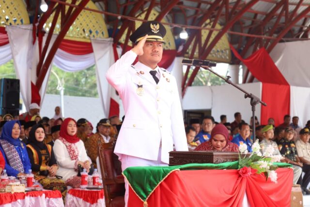 Wali Kota Tanjungbalai Mahyaruddin Salim memimpin upacara peringatan HUT ke-80 Kemerdekaan RI di Lapangan Alun-alun Sultan Abdul Jalil Rahmadsyah, Minggu, 17 Agustus 2025. Momen penuh semangat ini menandai kebersamaan warga Tanjungbalai dalam merayakan kemerdekaan dan menatap masa depan yang lebih gemilang. Foto: Rio