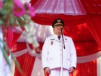 Wakil Bupati Minahasa Utara, Kevin William Lotulung, SH., MH., saat memimpin upacara penurunan bendera merah putih dalam rangka HUT ke-80 RI, yang digelar pada Minggu, 17 Agustus 2025 di Lapangan Pemkab Minut. Foto: Humas Pemkab Minut