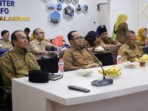 Wakil Wali Kota Tanjungbalai Muhammad Fadly Abdina (dua dari kiri) saat mengikuti Rapat Koordinasi Nasional Pengendalian Inflasi yang digelar Kementerian Dalam Negeri secara daring di Ruang Command Center Kominfo, Kantor Wali Kota Tanjungbalai, Selasa, 10 September 2025. Rakor ini membahas strategi nyata pengendalian harga bahan pokok di daerah. Foto: Rio