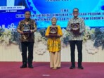 Gambar: Wakil Gubernur Gorontalo Idah Syahidah Rusli Habibie bersama Ketua Umum DPP HIPPI Pusat Erik Hidayat dan Anggota DPR RI Rahmat Gobel yang hadir pada pelantikan Ketua dan Pengurus HIPPI Gorontalo periode 2024–2029, yang digelar di Gedung Azalea, Kota Gorontalo, Minggu malam (3/8/2025). ( Foto : Diskominfotik Provinsi Gorontalo)