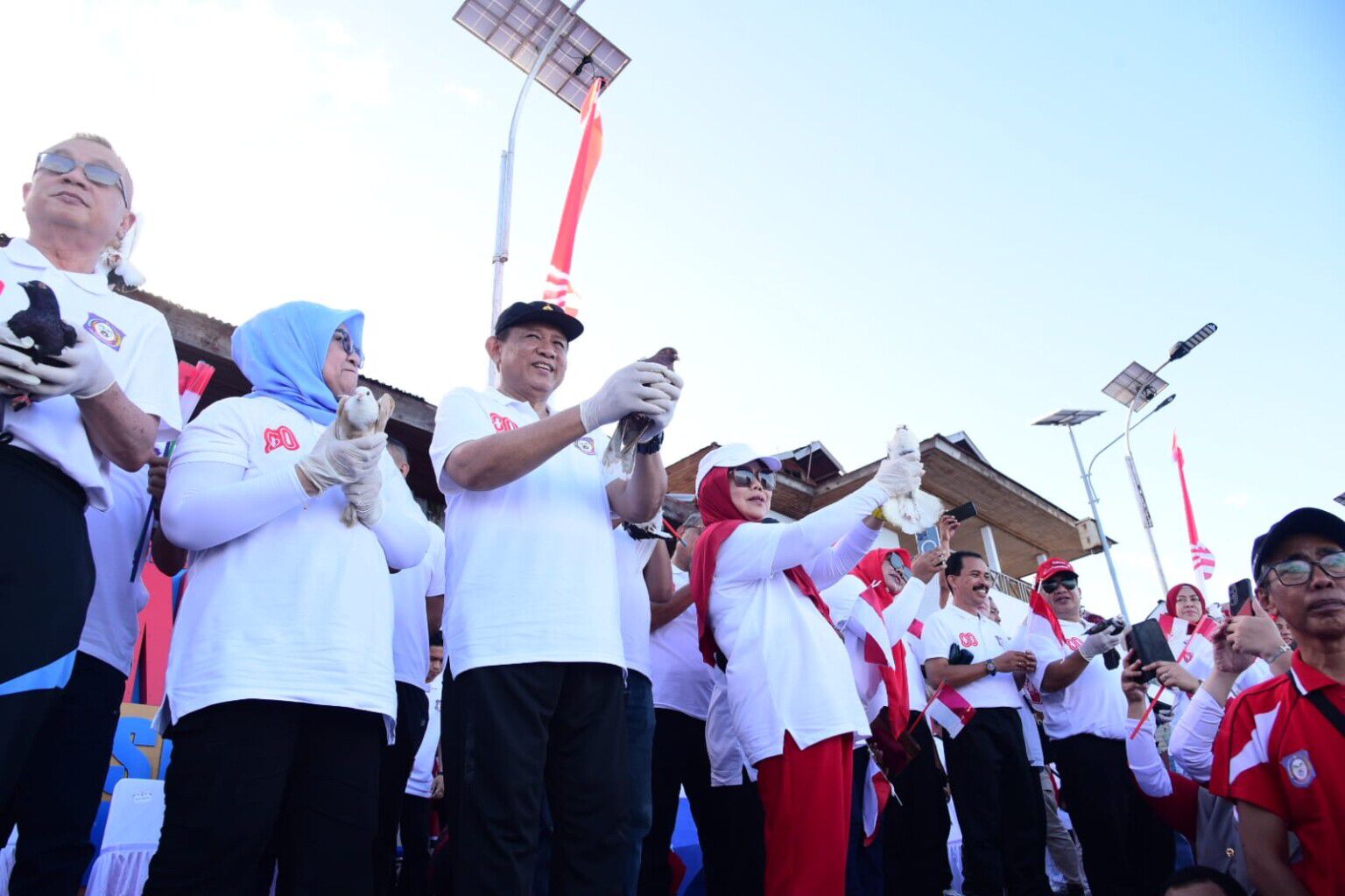 Gambar: Pelepasan burung merpati oleh Gubernur Gusnar Ismail, Ketua TP PKK Nani Ismail Mokodongan, dan Wagub Idah Syahidah Rusli Habibie menandai pencanangan HUT ke-80 RI berlokasi di wisata Hiu Paus, Botubarani, Kabupaten Bone Bolango, Sabtu (2/8/2025). (Foto : Diskominfotik Provinsi Gorontalo).