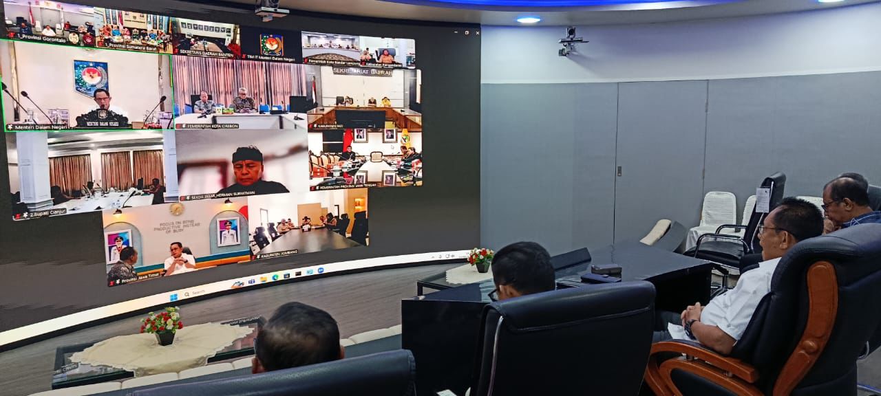 Gambar: Gubernur Gusnar Ismail mengikuti zoom meeting yang dipimpin oleh Menteri Dalam Negeri Muhammad Tito Karnavian di ruangan Command Center Gubernuran Gorontalo, Kamis (14/8/2025). (Foto : Diskominfotik Provinsi Gorontalo).