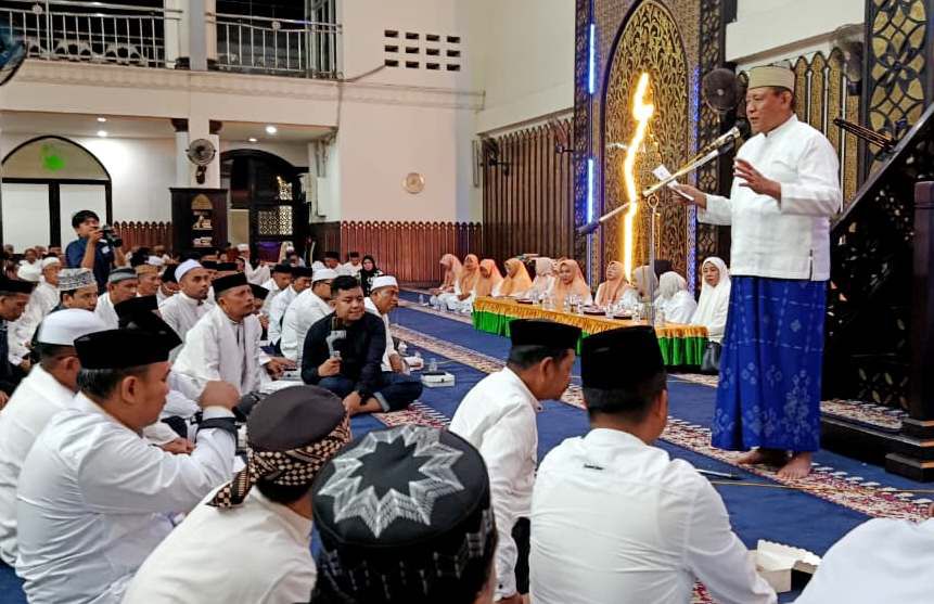 Gambar: Gubernur Gusnar Ismail memberikan sambutan pada doa dan zikir bersama memperingati HUT ke-80 RI di Masjid Agung Baiturrahman, Kecamatan Limboto, Kabupaten Gorontalo, Jumat (15/8/2025). (Foto : Diskominfotik Provinsi Gorontalo).