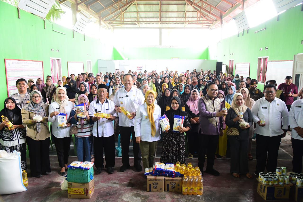 Gambar: Gubernur Gorontalo Gusnar Ismail dan Wakil Gubernur Idah Syahidah Rusli Habibie bersama masyarakat Pentadio Barat penerima bantuan UMKM untuk Kabupaten Gorontalo, Rabu, (20/8/2025). (Foto : Diskominfotik Provinsi Gorontalo).