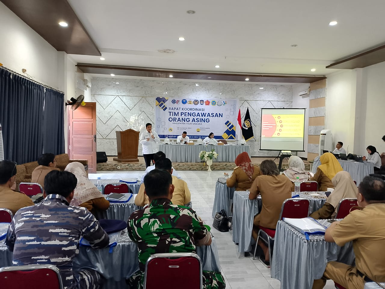 Kepala Kantor Imigrasi Kelas II Non TPI Banggai, Gerson Enrifa Nusantara, bersama aparat hukum dan pejabat daerah, berkolaborasi dalam upaya pengawasan warga negara asing di Kabupaten Tojo Una-Una Selasa, 9 September 2025. (Foto: Budi Dako)