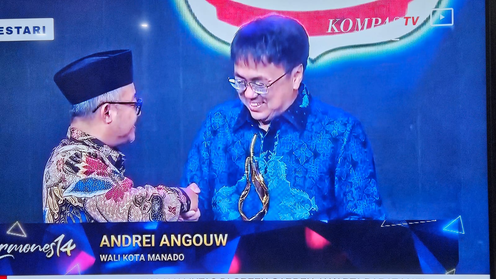 Wali Kota Manado, Andrei Angouw (kiri), menerima Apresiasi Daerah Peduli Akses dan Infrastruktur Pendidikan dari Menteri Pendidikan Dasar dan Menengah RI, Prof. Dr. Abdul Mu’ti, M.Ed., dalam acara Harmones 14 di Jakarta, Kamis, 11 September 2025. Foto: Tangkapan layar Kompas TV