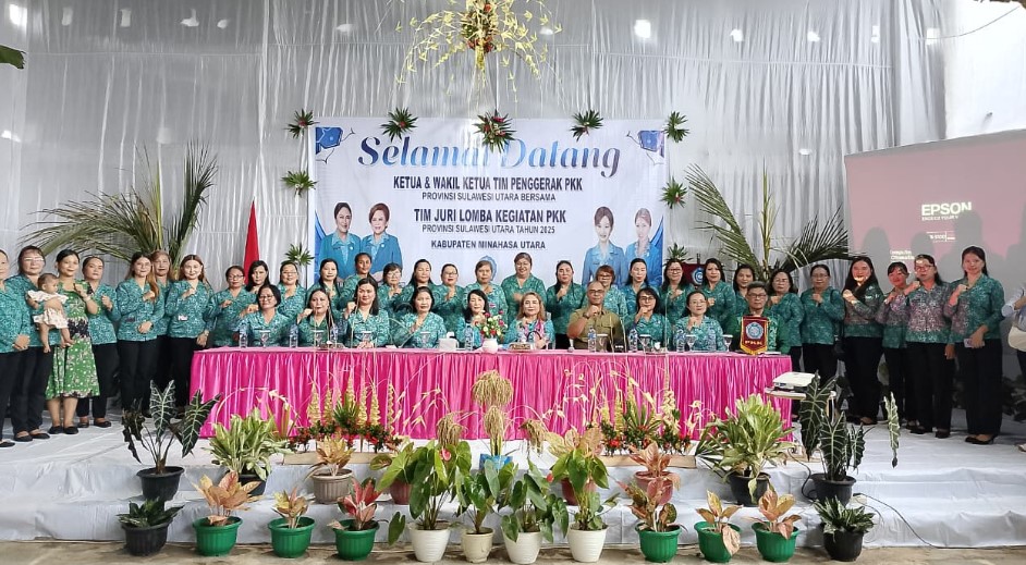 Warga dan pemerintah desa Tumbohon bersama TP-PKK Provinsi Sulawesi Utara dalam kegiatan lomba UP2K tingkat Provinsi di Balai Desa Tumbohon, Kecamatan Talawaan, Minahasa Utara, Jumat, 12 September 2025. (Foto: Dokumentasi Tim PKK Tumbohon)