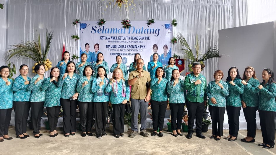 Warga dan pemerintah desa Tumbohon bersama TP-PKK Provinsi Sulawesi Utara dalam kegiatan lomba UP2K tingkat Provinsi di Balai Desa Tumbohon, Kecamatan Talawaan, Minahasa Utara, Jumat, 12 September 2025. (Foto: Dokumentasi Tim PKK Tumbohon)