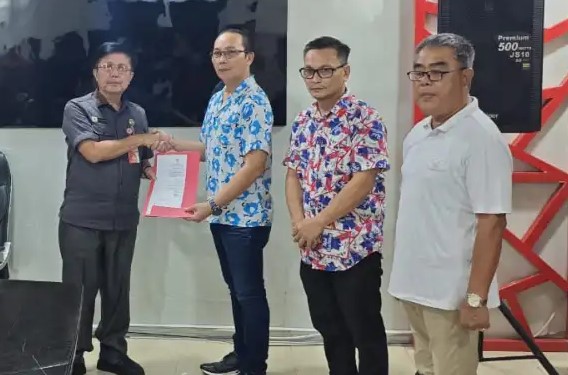 Sekda Minahasa Utara, Novly Wowiling saat menyerahkan SK kepada Chresto Fransisco Palandi dan Irwanto Anthonio Senduk di ruang kerjanya, Jumat, 12 September 2025. Turut hadir Kepala BKPSDM Johanes Katuuk dan pejabat eselon lainnya. | Foto: Humas Pemkab Minut