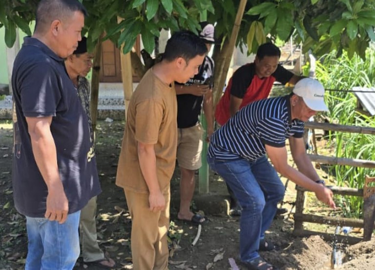 Bupati Bolaang Mongondow Timur, Oskar Manoppo (tengah), didampingi Tenaga Ahli Bupati Hamka Pontoh (kiri) dan Sangadi Nuangan Barat (kanan), meninjau langsung titik pemutusan saluran air bersih di Desa Nuangan Barat Sabtu, 13 September 2025. Kehadiran ini menjadi bukti nyata kepemimpinan yang responsif terhadap kebutuhan masyarakat. Foto: Leo /Fotografer Humas