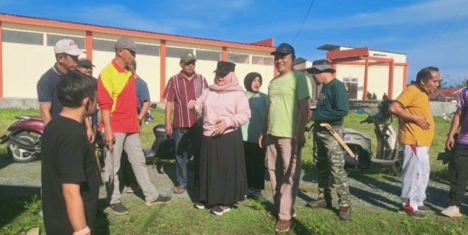 Wakil Bupati Tojo Una-Una, Hj. Surya (kerudung merah), meninjau langsung kerja bakti di lokasi calon Sekolah Rakyat, Jumat, 12 September 2025. Kegiatan ini sekaligus menjadi momentum pemanfaatan kembali aset publik yang sebelumnya terbengkalai. Foto: Tim Dokumentasi Humas Touna