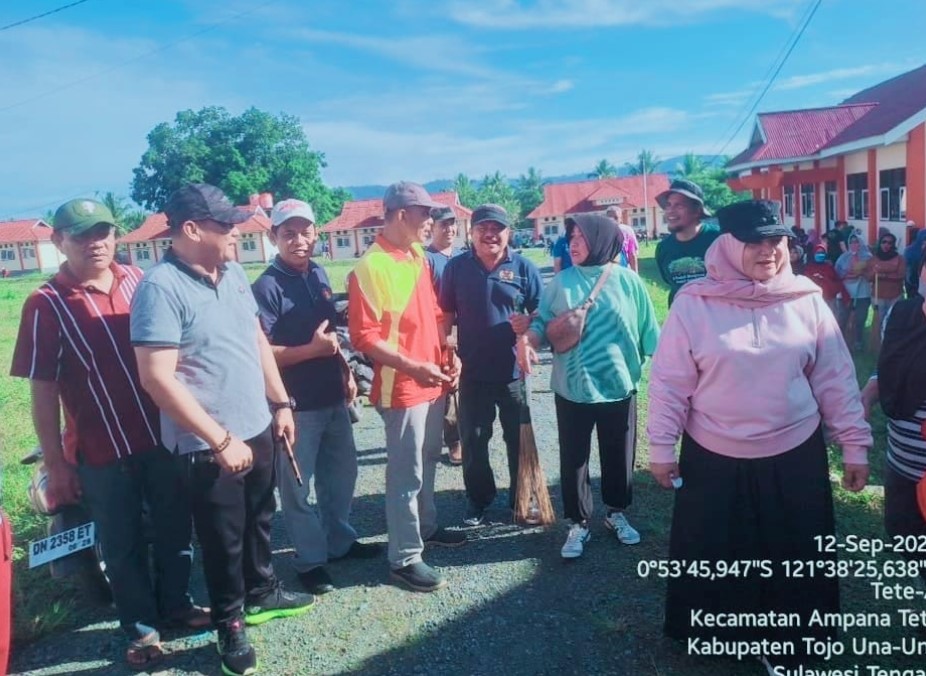 Sejumlah pegawai dari berbagai OPD membersihkan halaman Balai Latihan Kerja (BLK) Kajulangko dalam rangka persiapan pembukaan Sekolah Rakyat, Jumat, 12 September 2025. Aksi gotong royong ini menjadi simbol kebangkitan pendidikan berbasis partisipasi masyarakat di Kabupaten Tojo Una-Una. Foto: Dinas Kominfo Touna