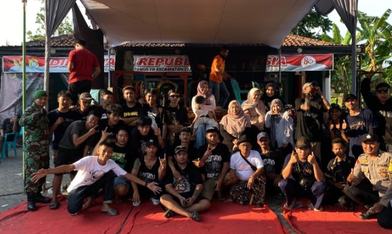 Warga antusias menyaksikan pertunjukan Singo Barong Taruno Mulyo dalam rangka puncak peringatan HUT ke-80 RI di halaman Balai Desa Botomulyo, Kecamatan Cepiring, Kendal, pada Sabtu, 13 September 2025. Foto: Tim Dokumentasi Desa Botomulyo