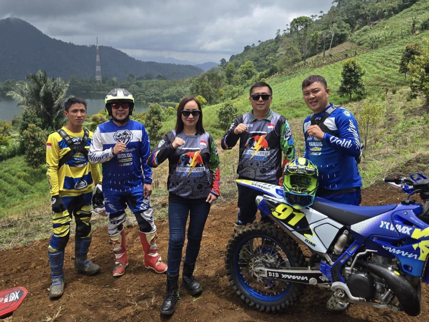 Para rider memulai start dari Gedung Serbaguna Bongkudai Selatan dalam gelaran Trail Adventure Kongsi Kilat, disambut semarak warga dan para pecinta otomotif dari berbagai daerah Sabtu, 14 September 2025. (Foto: Fotografer Trail Adventure Kongsi Kilat Boltim)