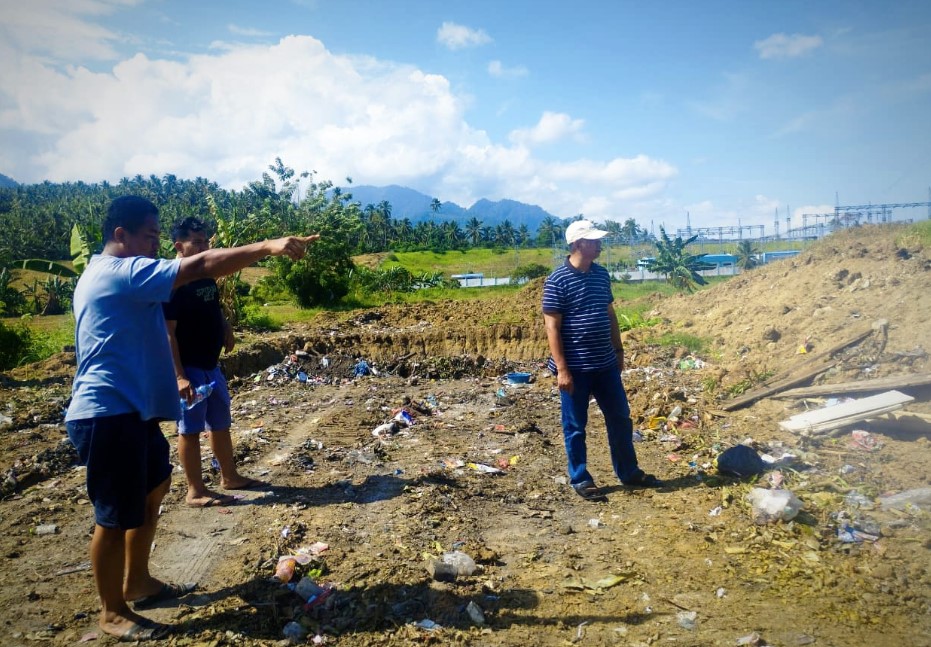 Bupati Bolaang Mongondow Timur, Oskar Manoppo, meninjau langsung tumpukan sampah yang menutup akses jalan di TPS darurat Desa Tutuyan Sabtu, 14 September 2025. Alat berat segera dikerahkan untuk membuka jalur dan membersihkan lokasi. (Foto: Dokumentasi Pemkab Boltim/Andi R.)