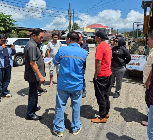 Plt. Kepala UPTD Wilayah II Bolmong Raya Dinas PUPRD Provinsi Sulawesi Utara, Ir. Lucky Sugeha, ST mendampingi anggota DPRD Sulut Linda Rotinsulu saat berdialog dengan warga di Desa Bilalang dalam kunjungan kerja Komisi III DPRD Sulut, Jumat, 12 September 2025. Foto: Lcky.