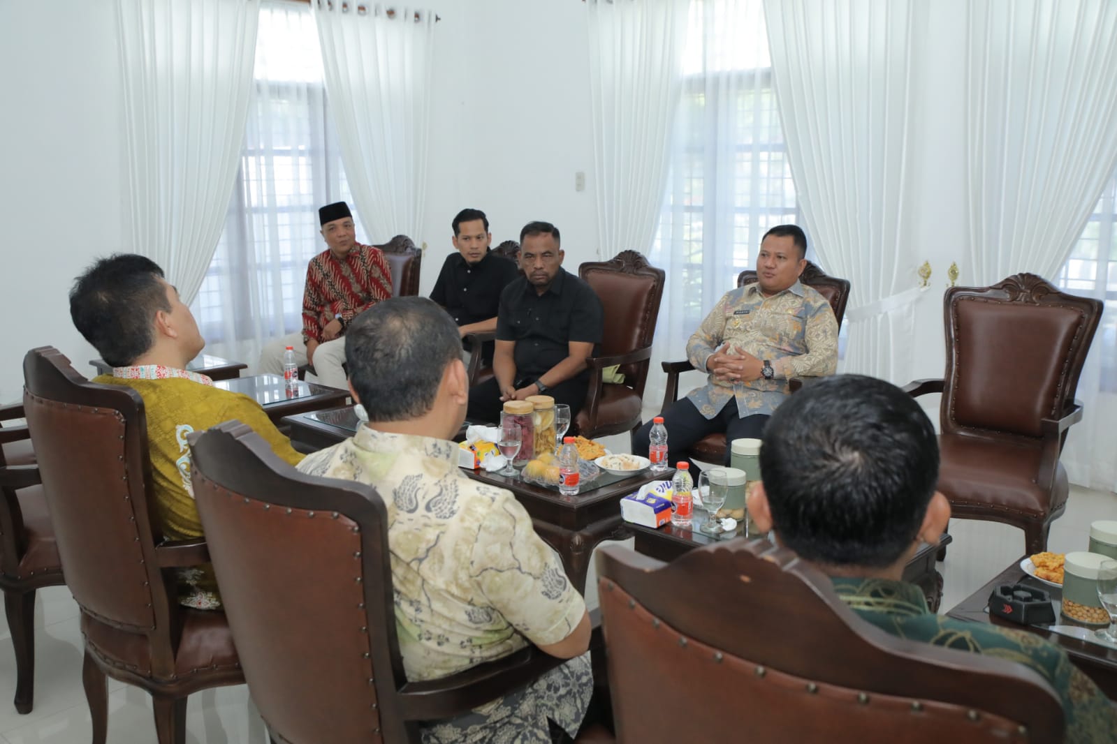 Kepala Balai Karantina Indonesia, Dr. Sahat M. Panggabean (kiri), saat berdialog dengan Wakil Bupati Asahan, Rianto, SH, M.A.P, dalam kunjungan kerja di Rumah Dinas Wabup Asahan, Jumat, 22 Agustus 2025. | Foto: Doni