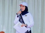 Bupati Labuhanbatu dr. Hj. Maya Hasmita, Sp.OG., MKM berinteraksi dengan anak-anak berkebutuhan khusus dalam kegiatan Gebyar Inklusi Hebat di halaman Kantor Bupati Labuhanbatu, Rabu, 15 Oktober 2025. Pemerintah daerah berkomitmen memperkuat sistem pendidikan inklusif sebagai bentuk penghormatan terhadap keberagaman anak. Foto : Heri
