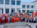 Bupati Labuhanbatu dr. Hj. Maya Hasmita, Sp.OG., MKM berinteraksi dengan anak-anak berkebutuhan khusus dalam kegiatan Gebyar Inklusi Hebat di halaman Kantor Bupati Labuhanbatu, Rabu, 15 Oktober 2025. Pemerintah daerah berkomitmen memperkuat sistem pendidikan inklusif sebagai bentuk penghormatan terhadap keberagaman anak. Foto : Heri