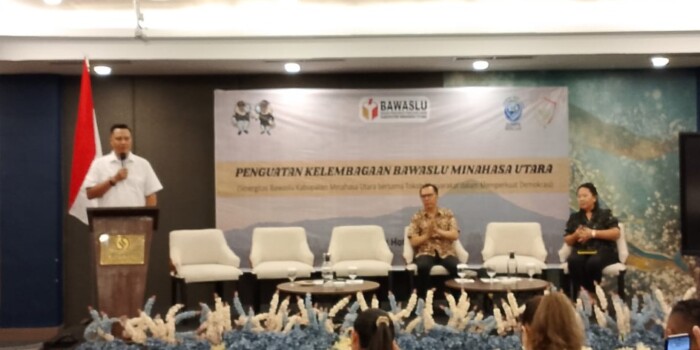 Ketua Bawaslu Minahasa Utara Rocky Ambar saat membuka kegiatan Penguatan Kelembagaan bersama tokoh masyarakat dan narasumber nasional, Kamis, 16 Oktober 2025 di Hotel Sentra Kalawat, Minahasa Utara. (Foto: Dokumentasi Bawaslu Minut)