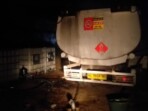 Kondisi gudang yang diduga menjadi lokasi penimbunan BBM jenis solar di wilayah Desa Jimbe, Blitar Selasa, 21 Oktober 2025. Terlihat sebuah truk tangki dan Foto: Sony/IKN