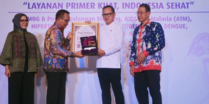 Wakil Bupati Musi Banyuasin Kyai Abdur Rohman Husen menerima penghargaan ADINKES Award 2025 secara langsung dari Wakil Menteri Dalam Negeri Dr. Bima Arya dalam ajang Pentaloka Nasional, Selasa malam, 21 Oktober 2025 di Hotel Lorin Dwangsa, Solo, Jawa Tengah. (Foto: Humas Pemkab Muba)