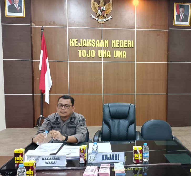 Warga Desa Kolami menyerahkan laporan dugaan penyalahgunaan anggaran desa oleh Kades Kolami ke Kacabjari Wakai, Jumat, 24 Oktober 2025. Foto : Budi/ikn