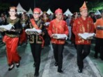 Suasana malam pembukaan Festival Danau Poso 2025 di Anjungan FDP Tentena, Kabupaten Poso, Jumat, 24 Oktober 2025. Pesta kembang api di tepi Danau Poso menutup tradisi Molimbu — simbol persaudaraan masyarakat Poso. Foto: bdy/ikn