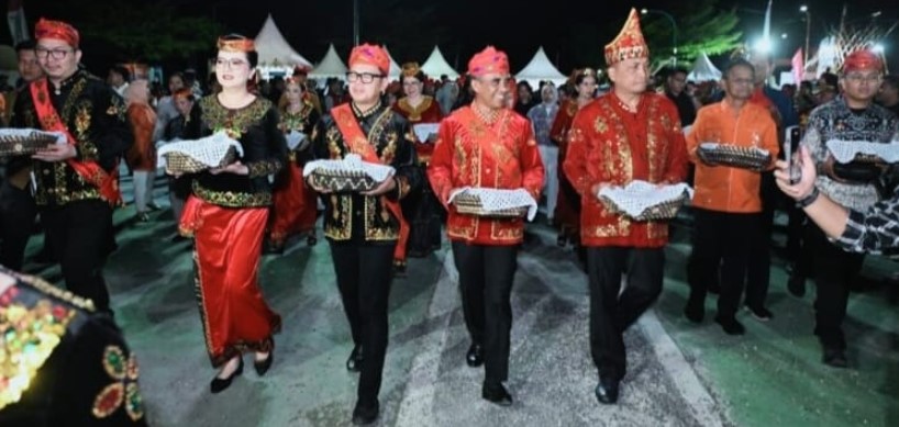 Suasana malam pembukaan Festival Danau Poso 2025 di Anjungan FDP Tentena, Kabupaten Poso, Jumat, 24 Oktober 2025. Pesta kembang api di tepi Danau Poso menutup tradisi Molimbu — simbol persaudaraan masyarakat Poso. Foto: bdy/ikn