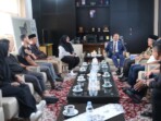 Wali Kota Tanjungbalai Mahyaruddin Salim menerima audiensi DPD LASQI Kota Tanjungbalai di ruang kerja Wali Kota, Jumat, 24 Oktober 2025. Kunjungan ini membahas pengembangan seni dan qasidah sebagai potensi wisata budaya di Kota Tanjungbalai. Foto: Humas Pemko Tanjungbalai