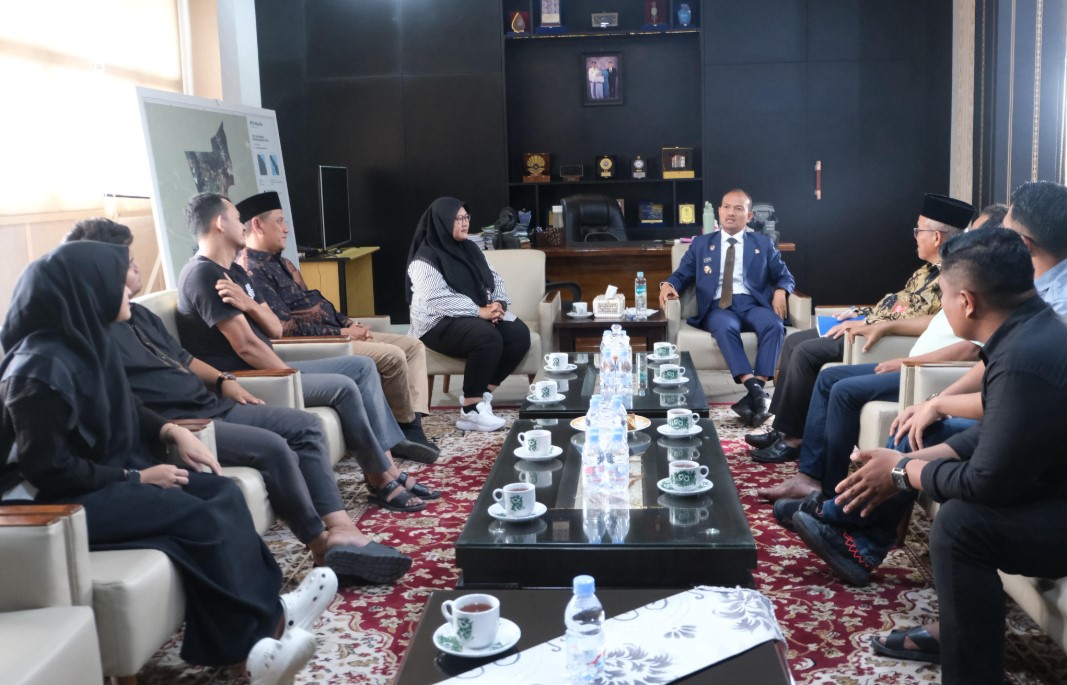 Wali Kota Tanjungbalai Mahyaruddin Salim menerima audiensi DPD LASQI Kota Tanjungbalai di ruang kerja Wali Kota, Jumat, 24 Oktober 2025. Kunjungan ini membahas pengembangan seni dan qasidah sebagai potensi wisata budaya di Kota Tanjungbalai. Foto: Humas Pemko Tanjungbalai