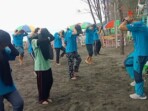 Siswa LPK SG BMU melakukan senam pagi di Pantai Batamsari yang dipimpin oleh instruktur Supendi Jumat, 25 Oktober 2025. Kegiatan ini bertujuan untuk melatih fisik dan menjaga kesehatan mental sebelum mengikuti program pendidikan dan magang ke Jepang. Foto : gung