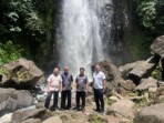 Sekretaris Daerah Minahasa Utara, Novly Geret Wowiling, M.Si, bersama Camat Talawaan, Alexander Warbung, meninjau kawasan wisata Air Terjun Tunan untuk memastikan pengelolaan dan pengembangan destinasi wisata alam yang menjadi ikon Talawaan, Jumat, 24 Oktober 2025. Foto : Dny/ikn