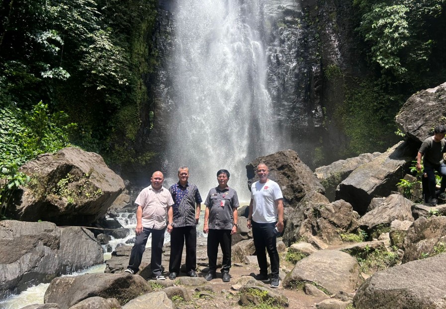 Sekretaris Daerah Minahasa Utara, Novly Geret Wowiling, M.Si, bersama Camat Talawaan, Alexander Warbung, meninjau kawasan wisata Air Terjun Tunan untuk memastikan pengelolaan dan pengembangan destinasi wisata alam yang menjadi ikon Talawaan, Jumat, 24 Oktober 2025. Foto : Dny/ikn