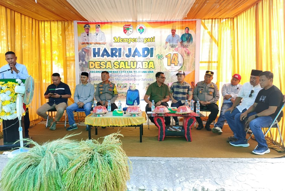 Asisten Perekonomian dan Pembangunan Setda Tojo Una-Una, Mohammad Asrar Ali, menghadiri peringatan Hari Jadi ke-14 Desa Saluaba yang dirangkaikan dengan Syukuran Panen, Minggu (26 Oktober 2025). Kegiatan berlangsung di Desa Saluaba, Kecamatan Ampana Kota. Foto: Budi/IKN