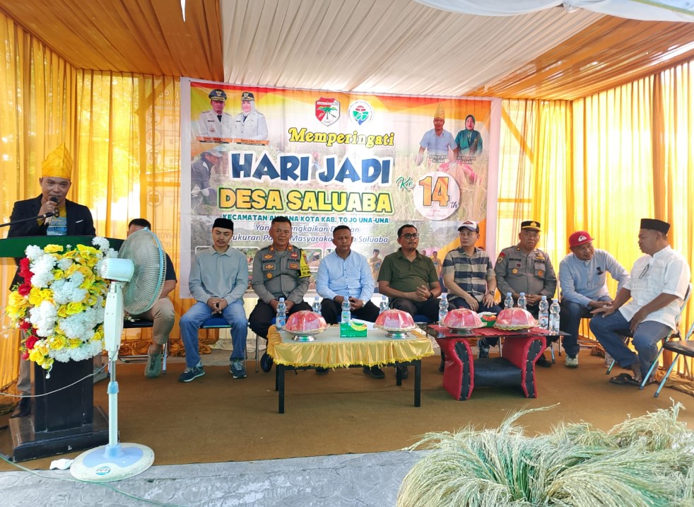 Kades Saluaba, Abdul Hafid Aba saat memberikan sambutan pada syukuran panen dan peringatan Hari Jadi ke-14 Desa Saluaba di halaman balai desa, Minggu (26 Oktober 2025). Kegiatan ini menjadi momentum memperkuat semangat gotong royong dan kemandirian desa. Foto: Budi/ikn