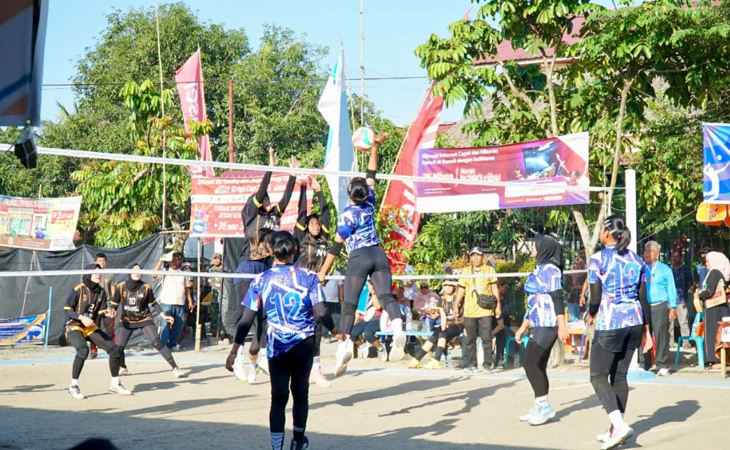 Tim bola voli putri N4 VC menundukkan Peonixs VC dengan skor 3–0 pada final Turnamen Bola Voli Putri Piala Griya 2025 di Lapangan Voli N8, Aek Nabara, Kecamatan Bilah Hulu, Minggu (26 Oktober 2025). Kemenangan ini mengantarkan N4 VC meraih gelar juara pertama. Foto: HERI/ikn