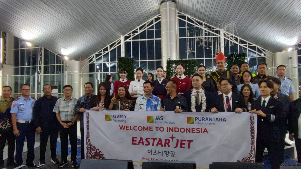 Penerbangan perdana Eastar Jet rute Incheon–Manado mendarat di Bandara Internasional Sam Ratulangi, Senin, 27 Oktober 2025. Foto: Syil/IKN-Humas Pemprov Sulut