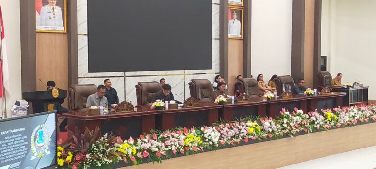 Wali Kota Manado Andrei Angouw menyampaikan pemaparan proyeksi ekonomi dan rancangan KUA-PPAS APBD Manado 2026 dalam Rapat Paripurna DPRD Kota Manado yang dipimpin Ketua DPRD Dra. Aaltje Dondokambey, M.Kes., Apt., Senin, 27 November 2025, di ruang sidang DPRD Manado. (Foto: Humas Pemkot Manado)