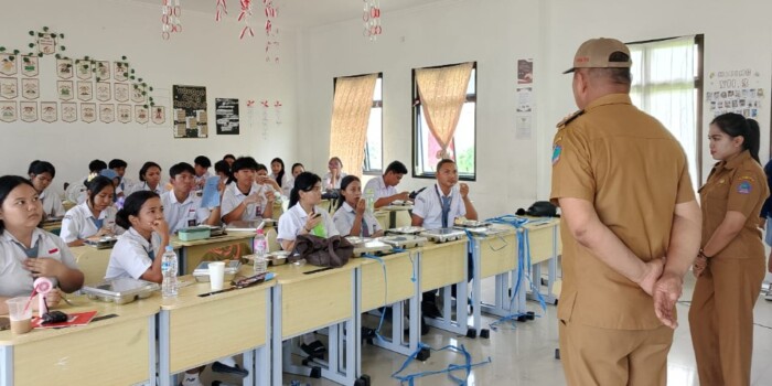 Siswa SMA Negeri 1 Guru Lombok Kalawat menikmati makanan bergizi gratis pada hari pertama penyaluran program Makan Bergizi Gratis (MBG), Senin, 27 Oktober 2025. Foto: Den/ikn