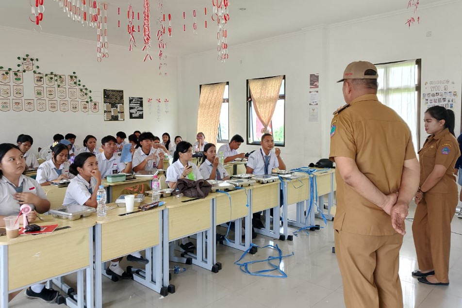 Siswa SMA Negeri 1 Guru Lombok Kalawat menikmati makanan bergizi gratis pada hari pertama penyaluran program Makan Bergizi Gratis (MBG), Senin, 27 Oktober 2025. Foto: Den/ikn