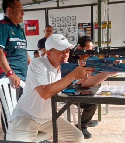 Anggota DPRD Kota Batam, Yefri (Fraksi NasDem) dan Sulaiman (Fraksi PKS), mencoba senjata yang digunakan atlet saat penutupan Kejuaraan Menembak Piala Wali Kota dan Wakil Wali Kota Batam Cup 2025 di Lapangan Tembak PERBAKIN Batam, Lembah Pelangi, Sekupang, Minggu (26 Oktober 2025). Foto: Dokumentasi Humas DPRD Batam